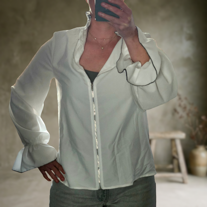 Rica | Blouse blanche à fermeture éclair sur le devant et poignets à volants