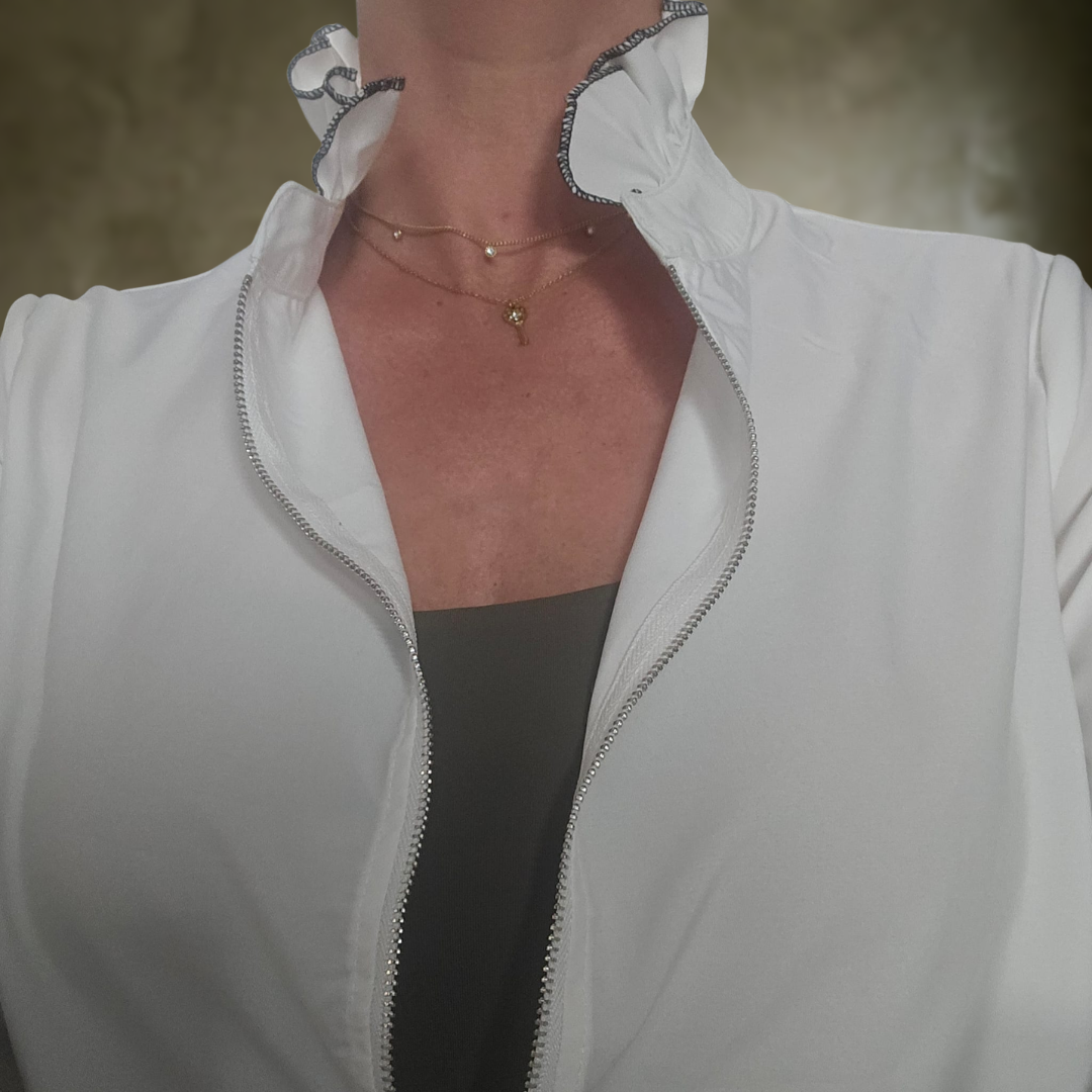 Rica | Blouse blanche à fermeture éclair sur le devant et poignets à volants