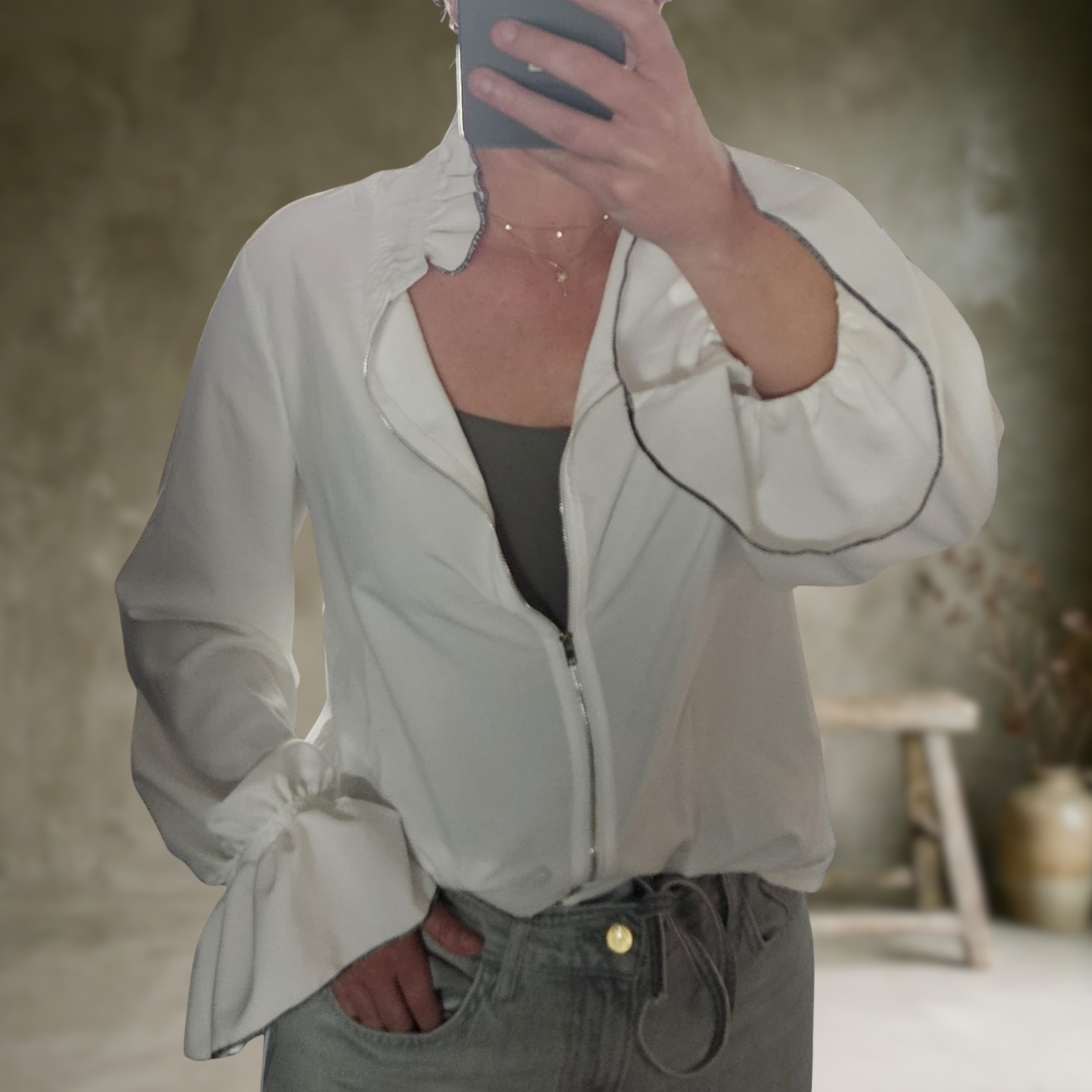 Rica | Blouse blanche à fermeture éclair sur le devant et poignets à volants