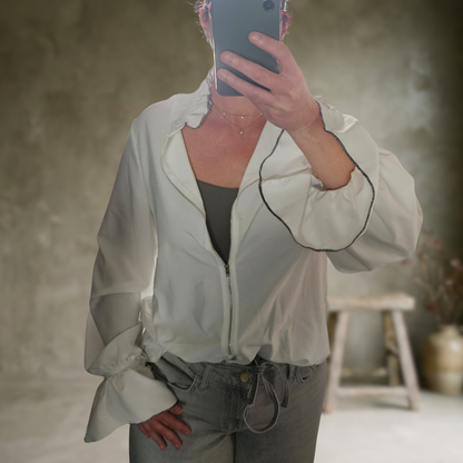 Rica | Blouse blanche à fermeture éclair sur le devant et poignets à volants