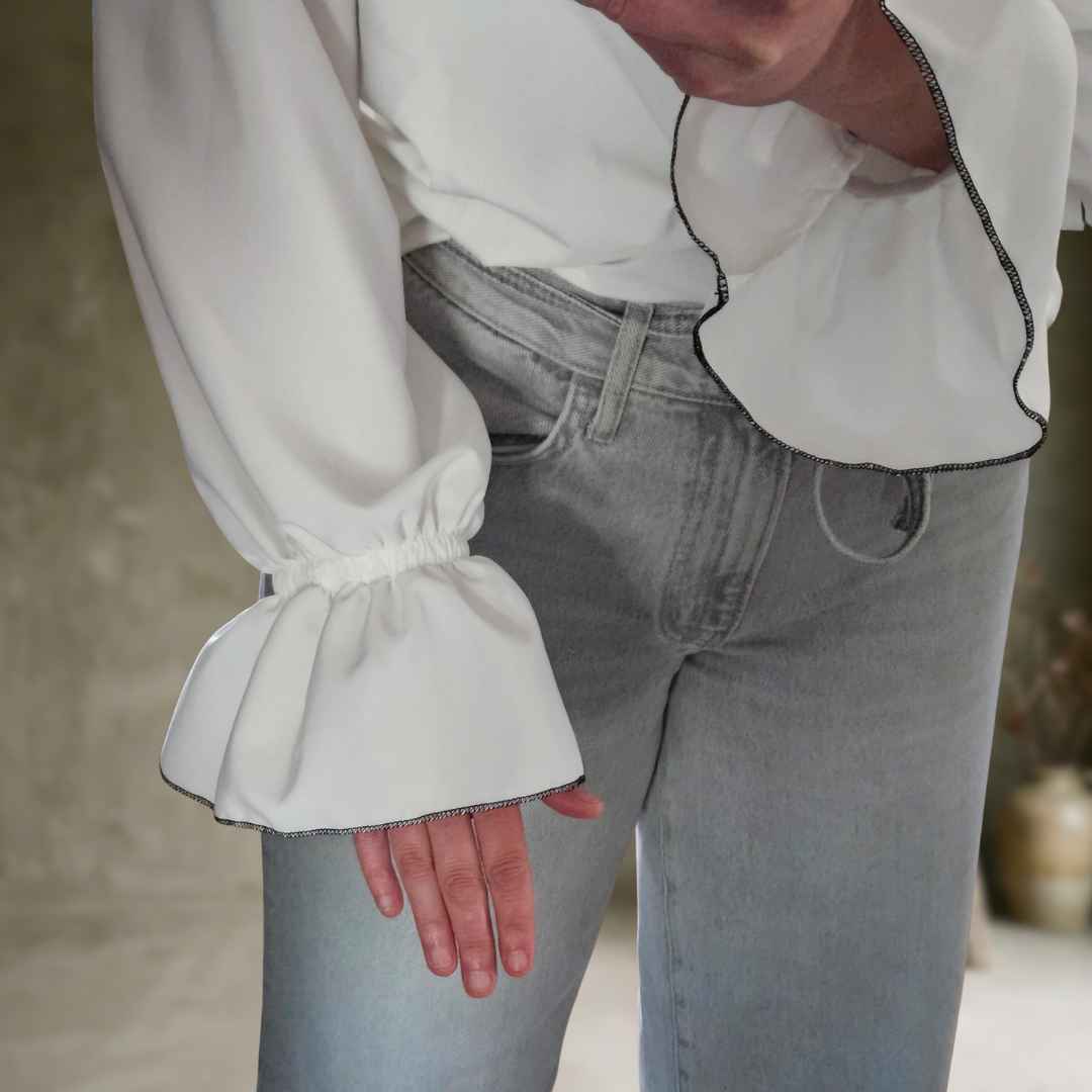 Rica | Blouse blanche à fermeture éclair sur le devant et poignets à volants